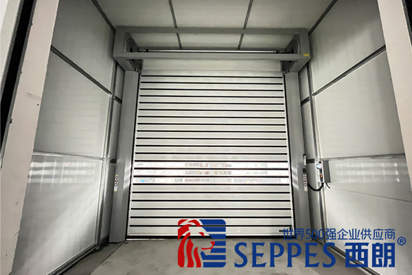 百万羽蛋鸡养殖厂大门就用硬质快速门：保温隔热，密封抗风